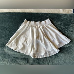Lululemon Court Rival High Rise Skirt in White size 6
